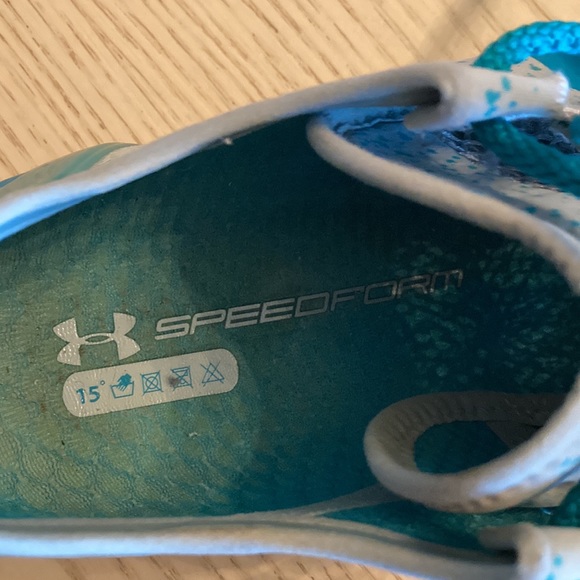 Light weight under armor athletic shoe size 9 - Picture 2 of 4